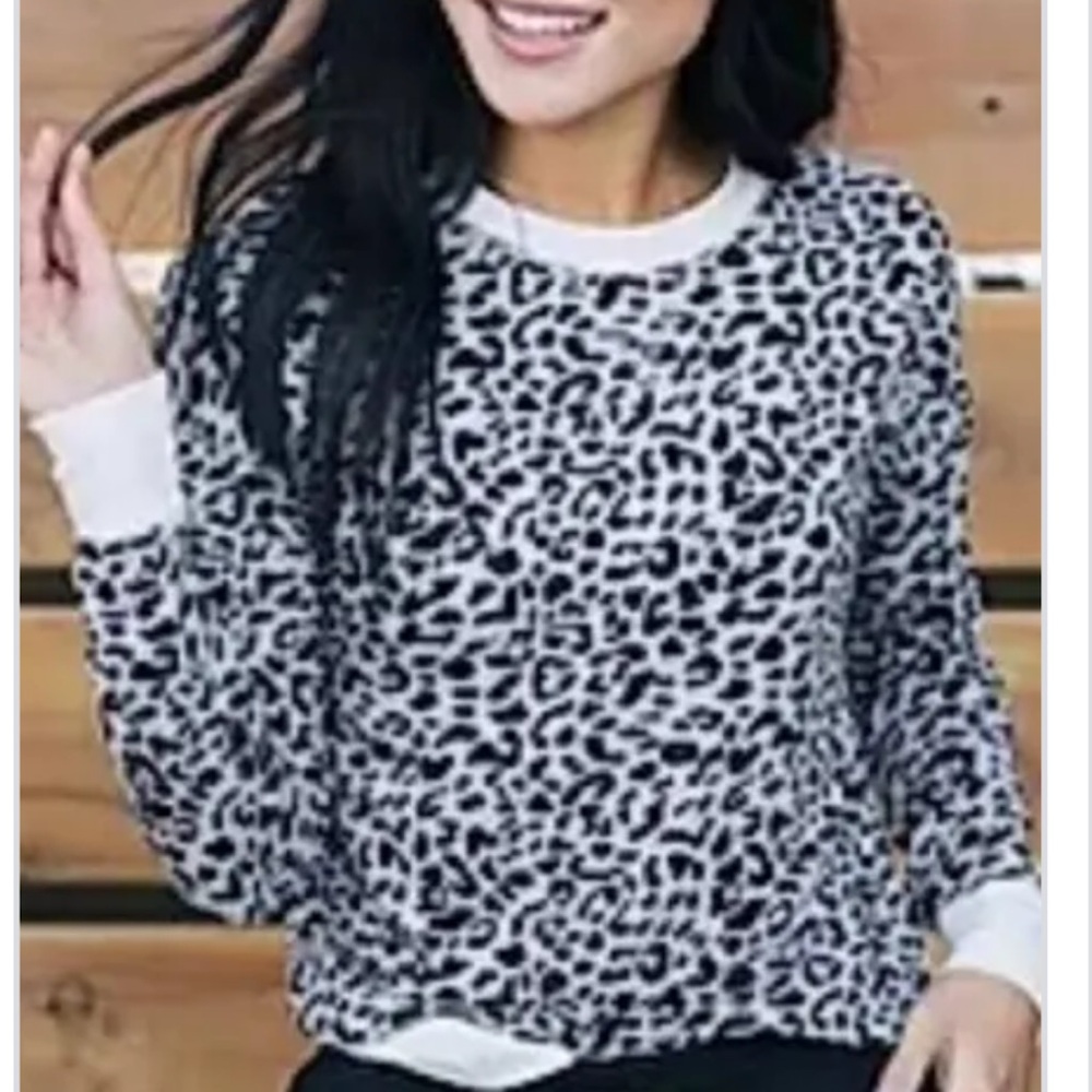 ZYIA Active snow leopard sweatshirt -M-EUC worn once!